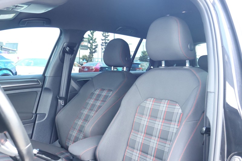 Volkswagen Golf GTI Vehicle Full-screen Gallery Image 17