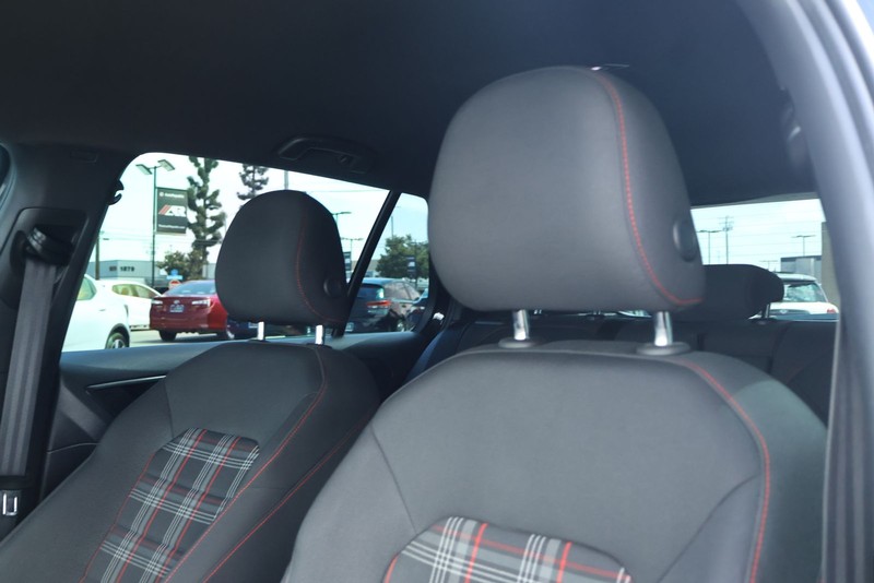 Volkswagen Golf GTI Vehicle Full-screen Gallery Image 18