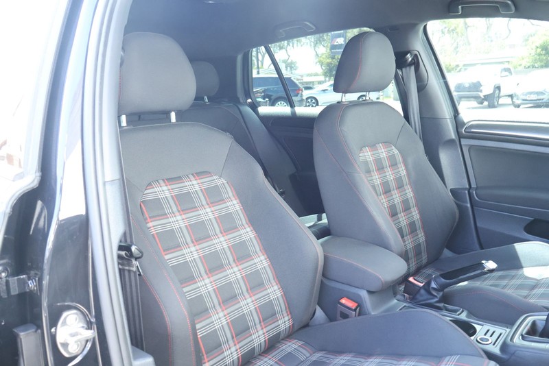Volkswagen Golf GTI Vehicle Full-screen Gallery Image 19