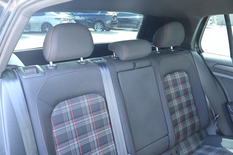 Volkswagen Golf GTI Vehicle Full-screen Gallery Image 20