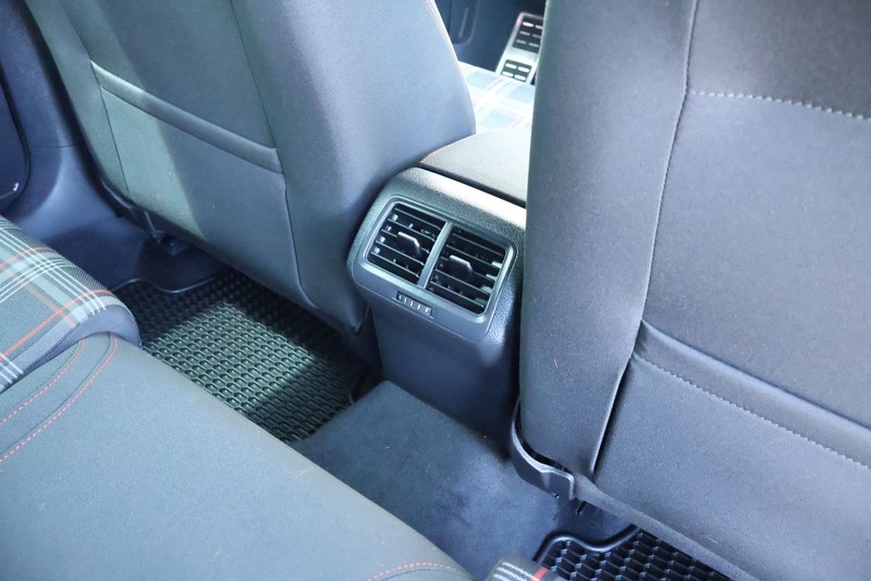 Volkswagen Golf GTI Vehicle Full-screen Gallery Image 21