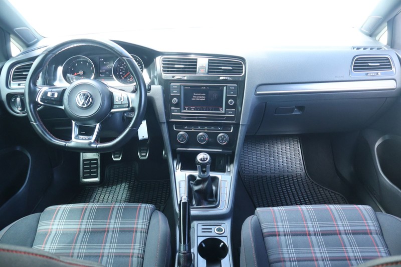 Volkswagen Golf GTI Vehicle Full-screen Gallery Image 22
