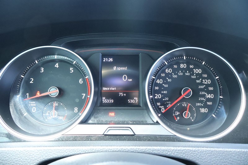 Volkswagen Golf GTI Vehicle Full-screen Gallery Image 23