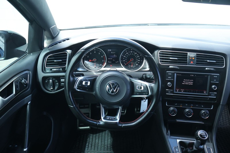 Volkswagen Golf GTI Vehicle Full-screen Gallery Image 24
