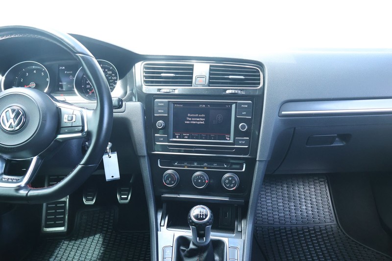 Volkswagen Golf GTI Vehicle Full-screen Gallery Image 25