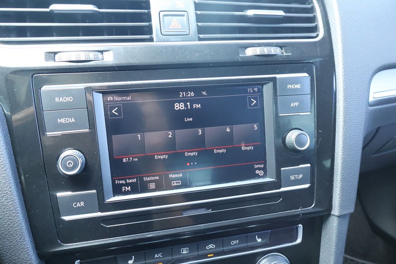 Volkswagen Golf GTI Vehicle Full-screen Gallery Image 26
