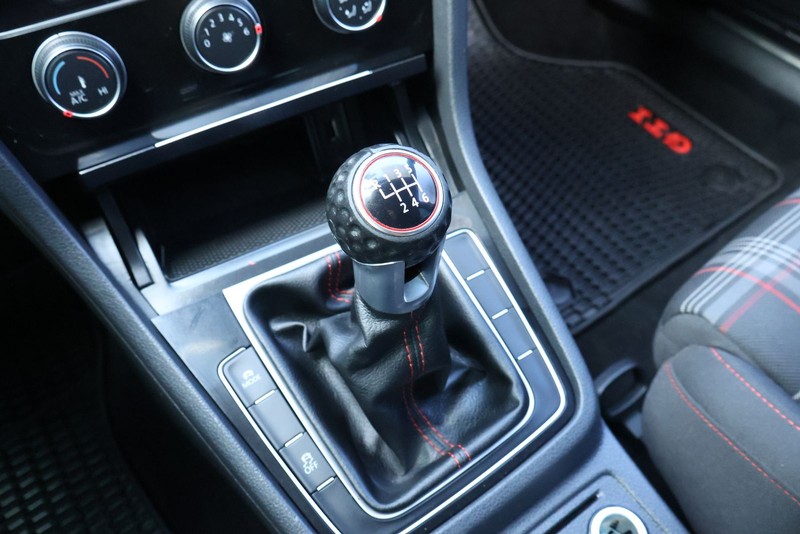 Volkswagen Golf GTI Vehicle Full-screen Gallery Image 28