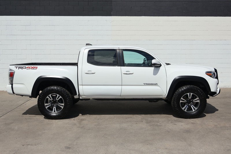 Toyota Tacoma 4WD Vehicle Full-screen Gallery Image 01