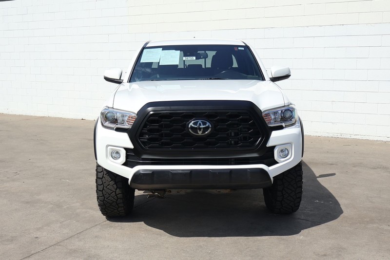 Toyota Tacoma 4WD Vehicle Full-screen Gallery Image 03