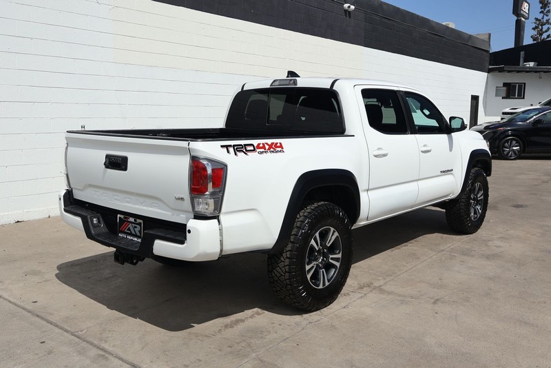 Toyota Tacoma 4WD Vehicle Full-screen Gallery Image 05
