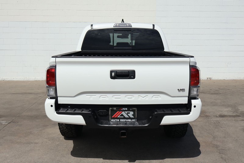 Toyota Tacoma 4WD Vehicle Full-screen Gallery Image 06