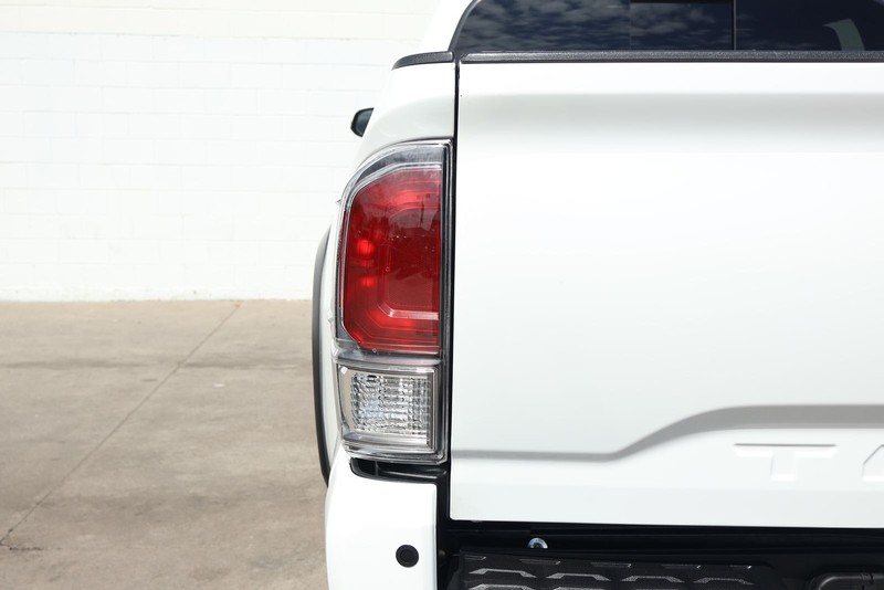 Toyota Tacoma 4WD Vehicle Full-screen Gallery Image 07
