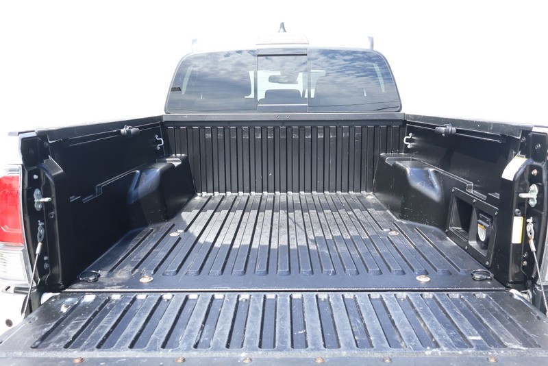 Toyota Tacoma 4WD Vehicle Full-screen Gallery Image 09