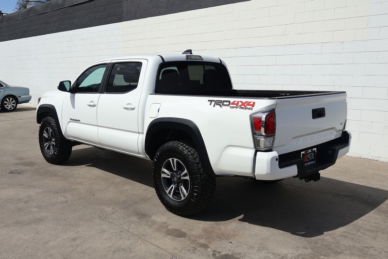 Toyota Tacoma 4WD Vehicle Full-screen Gallery Image 11