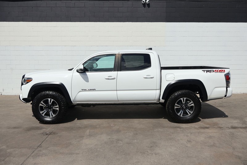 Toyota Tacoma 4WD Vehicle Full-screen Gallery Image 12