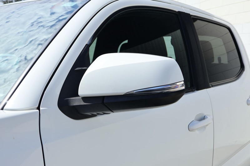 Toyota Tacoma 4WD Vehicle Full-screen Gallery Image 14