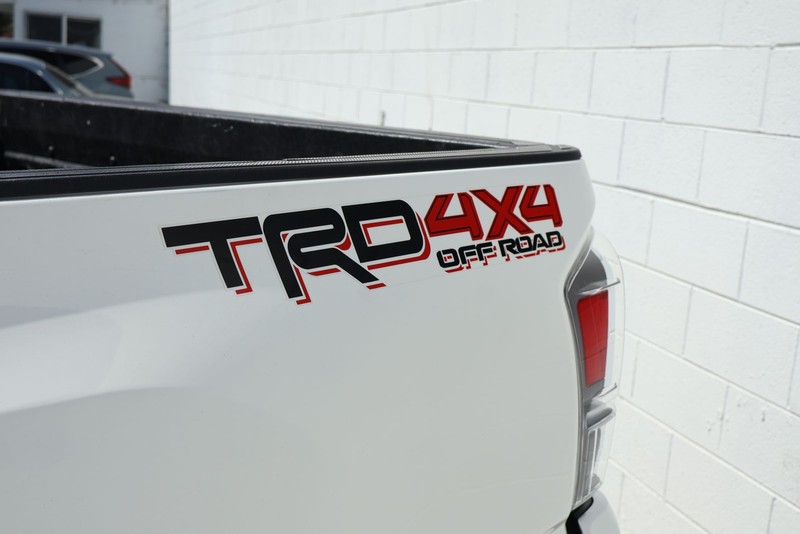 Toyota Tacoma 4WD Vehicle Full-screen Gallery Image 15