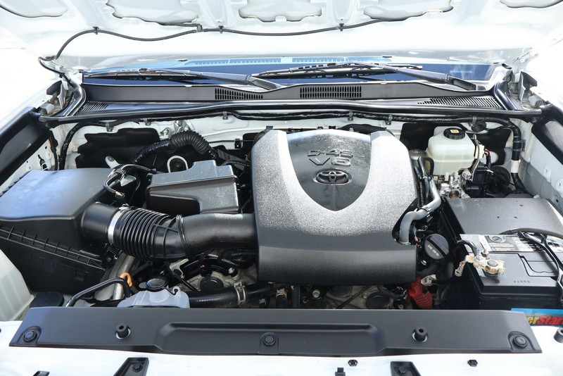 Toyota Tacoma 4WD Vehicle Full-screen Gallery Image 16