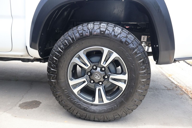 Toyota Tacoma 4WD Vehicle Full-screen Gallery Image 17
