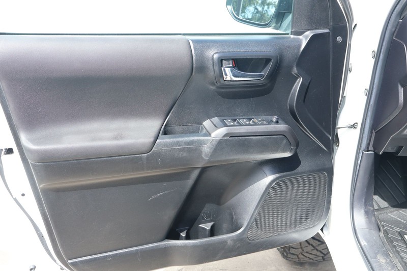 Toyota Tacoma 4WD Vehicle Full-screen Gallery Image 18