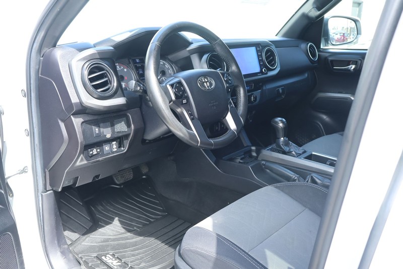 Toyota Tacoma 4WD Vehicle Full-screen Gallery Image 19