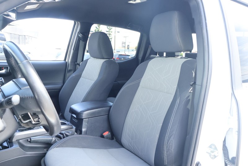 Toyota Tacoma 4WD Vehicle Full-screen Gallery Image 21
