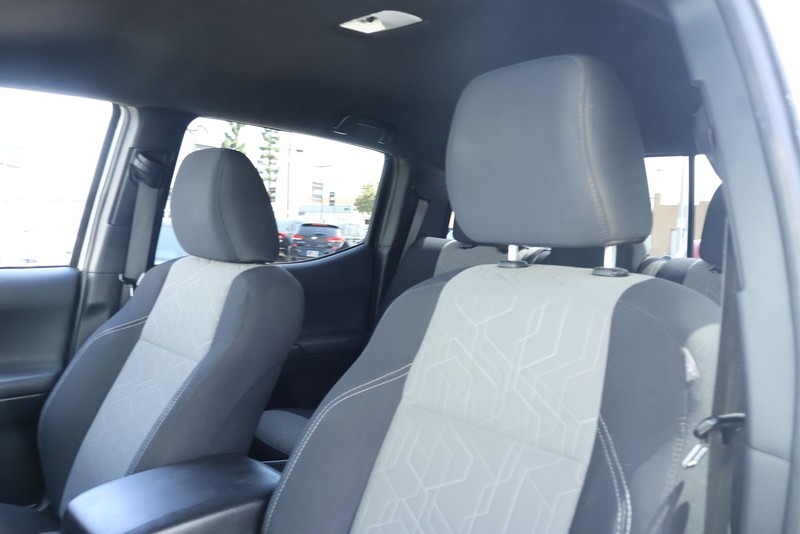 Toyota Tacoma 4WD Vehicle Full-screen Gallery Image 22