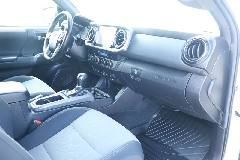 Toyota Tacoma 4WD Vehicle Full-screen Gallery Image 23