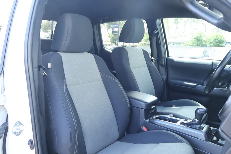 Toyota Tacoma 4WD Vehicle Full-screen Gallery Image 24