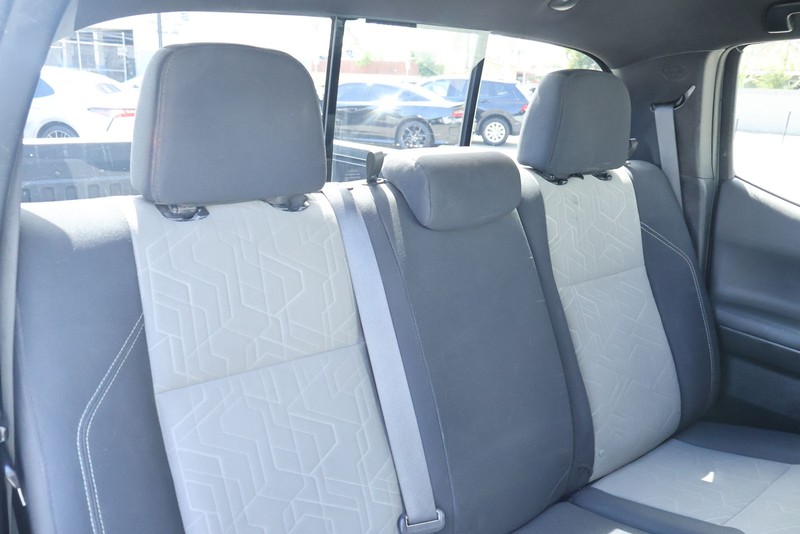 Toyota Tacoma 4WD Vehicle Full-screen Gallery Image 25