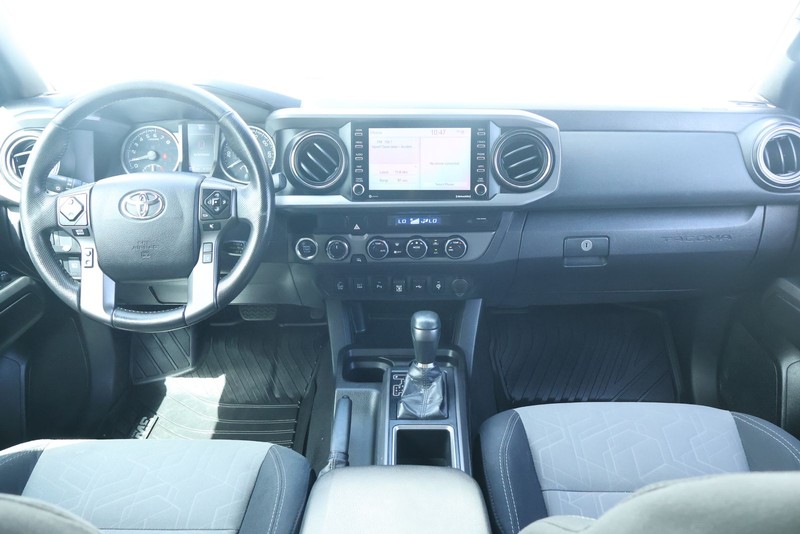 Toyota Tacoma 4WD Vehicle Full-screen Gallery Image 27