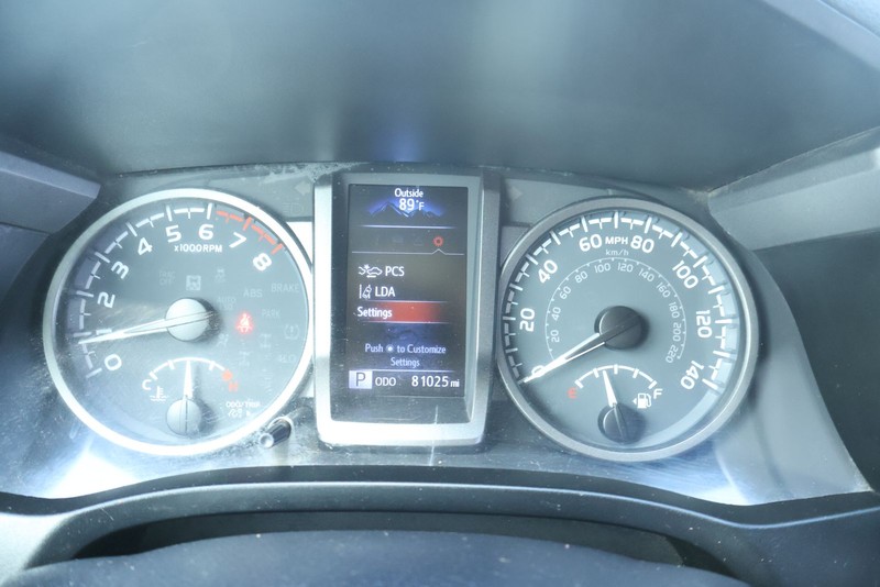 Toyota Tacoma 4WD Vehicle Full-screen Gallery Image 28