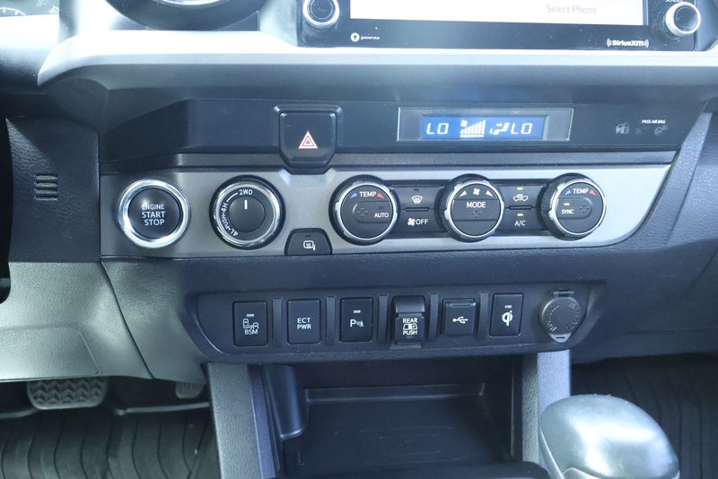 Toyota Tacoma 4WD Vehicle Full-screen Gallery Image 32