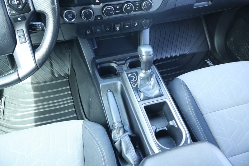 Toyota Tacoma 4WD Vehicle Full-screen Gallery Image 33