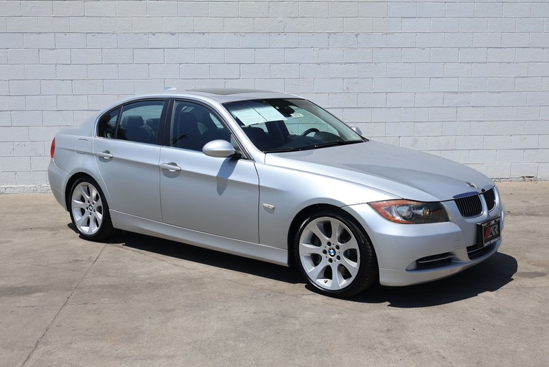 BMW 3 Series Vehicle Full-screen Gallery Image 01
