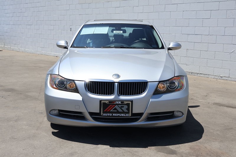 BMW 3 Series Vehicle Full-screen Gallery Image 02