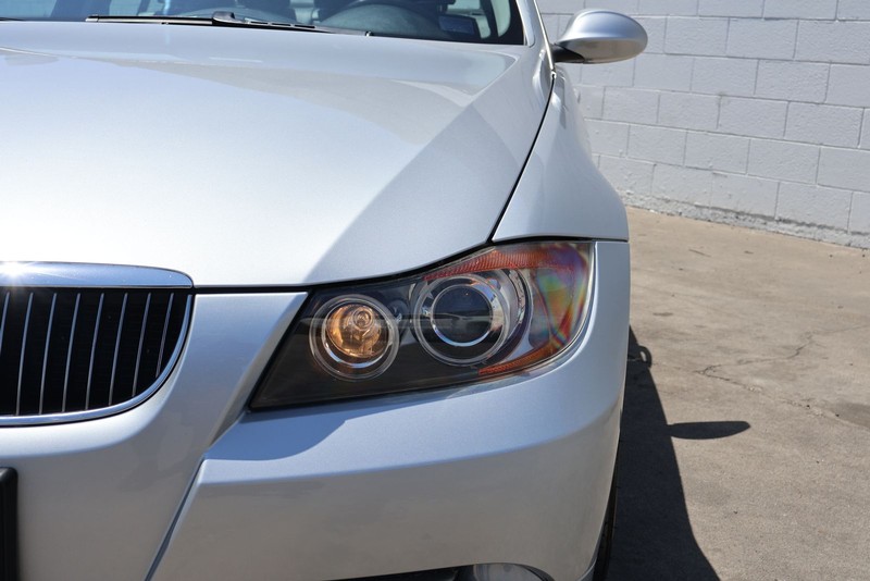 BMW 3 Series Vehicle Full-screen Gallery Image 03
