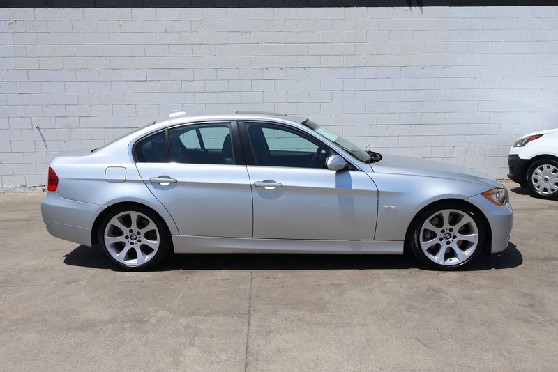 BMW 3 Series Vehicle Full-screen Gallery Image 04