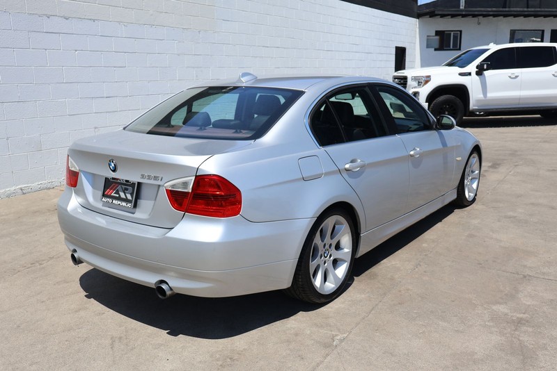 BMW 3 Series Vehicle Full-screen Gallery Image 05
