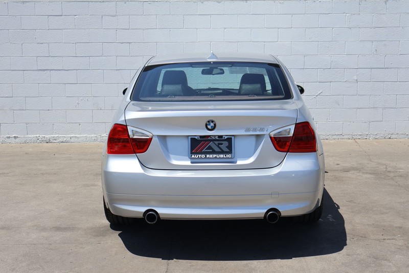 BMW 3 Series Vehicle Full-screen Gallery Image 06