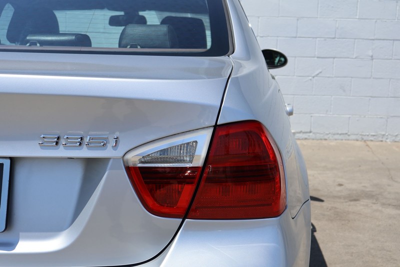 BMW 3 Series Vehicle Full-screen Gallery Image 07
