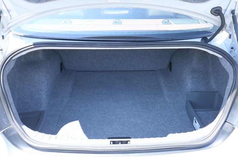 BMW 3 Series Vehicle Full-screen Gallery Image 08