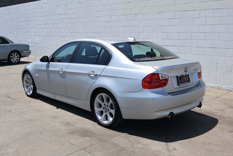 BMW 3 Series Vehicle Full-screen Gallery Image 09