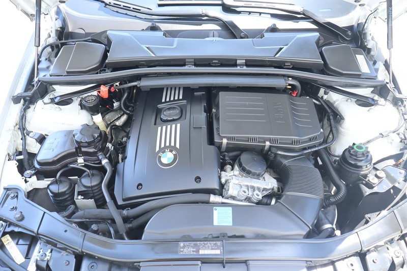 BMW 3 Series Vehicle Full-screen Gallery Image 12