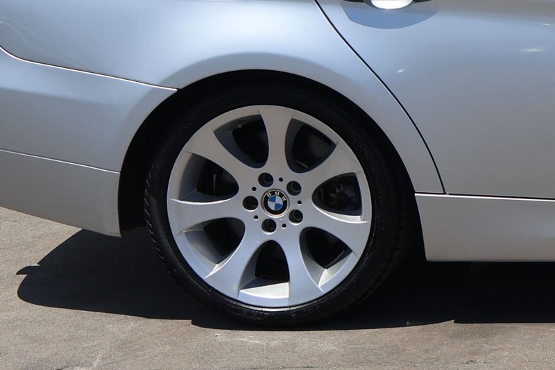 BMW 3 Series Vehicle Full-screen Gallery Image 13
