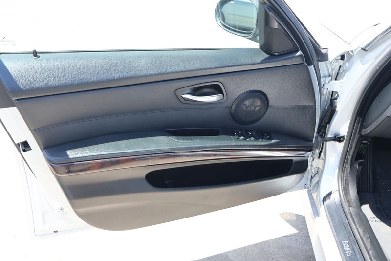 BMW 3 Series Vehicle Full-screen Gallery Image 14