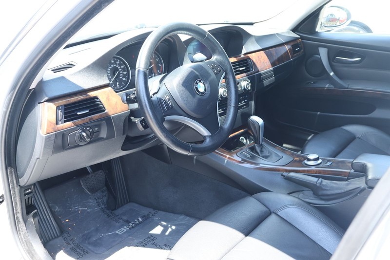 BMW 3 Series Vehicle Full-screen Gallery Image 15