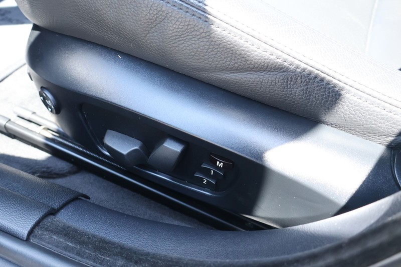 BMW 3 Series Vehicle Full-screen Gallery Image 16