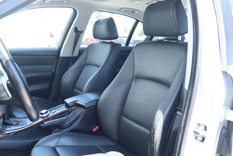 BMW 3 Series Vehicle Full-screen Gallery Image 17