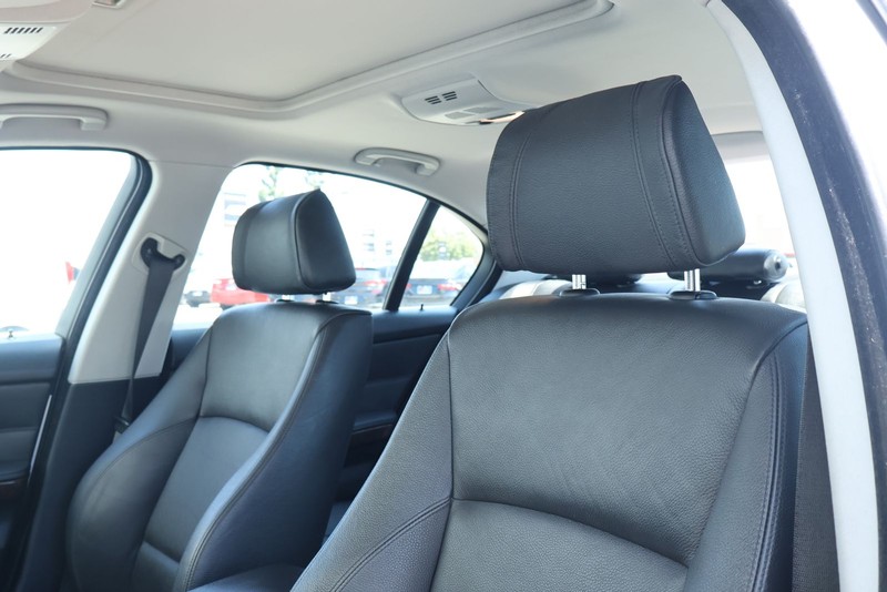 BMW 3 Series Vehicle Full-screen Gallery Image 18